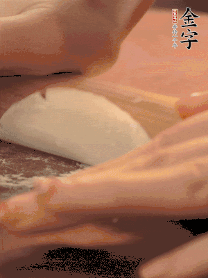 餃子皮邊緣搟薄，整體搟成1.5倍大小。