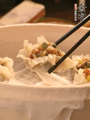 包好的燒賣放在蒸籠上，水開后蒸8分鐘左右。