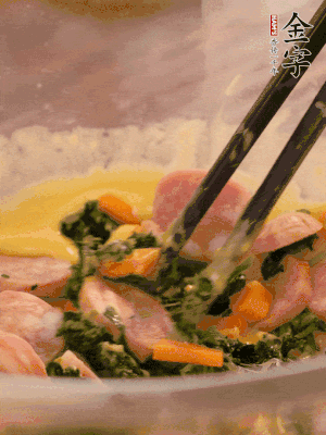 雞蛋、面粉、玉米油攪拌到無顆粒狀態(tài)。再加入菠菜、胡蘿卜、烤腸。少許鹽調(diào)味。