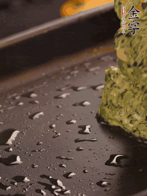 熱鍋擦一下油，下面糊攤平。