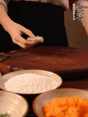 胡蘿卜去皮切丁。蝦仁切小塊。糯米提前浸泡半天。