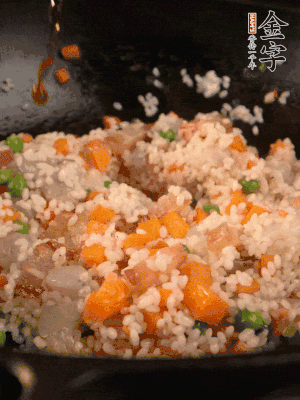 加入糯米翻炒均勻。最后加入蝦仁，用1勺料酒、1勺生抽、1/2勺鹽調(diào)味。