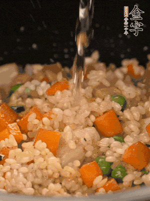 把食材轉(zhuǎn)移到電飯鍋中，倒入點(diǎn)清水，正常煮飯。