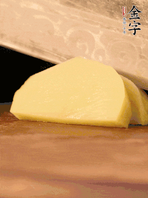 土豆去皮切丁。水開后，放入鍋中煮2-3分鐘，撈出瀝干水分。