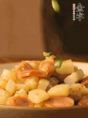 翻炒均勻，撒上蔥花后即可。