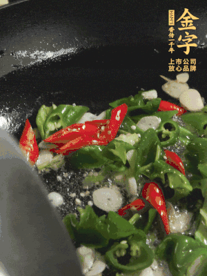起鍋燒油，加辣椒、蒜片大火翻炒出香味。