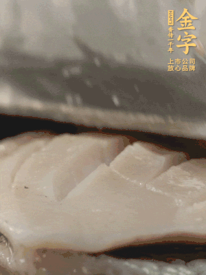 鮑魚(yú)用勺子撬出來(lái)，去掉內(nèi)臟和牙齒，加面粉、白醋、鹽、啤酒抓一下，清水洗凈，切花刀。