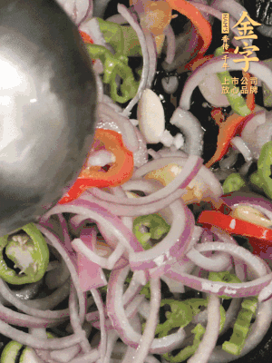 生姜、大蒜、青紅辣椒圈、洋蔥放油鍋煸香。