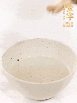 羊肚菌流水洗凈2遍后，溫水泡發(fā)15-20分鐘。