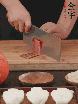 金字火腿上方切薄片。