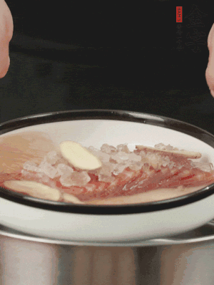 置于盤中，加冰糖100g、黃酒100g、水200g，上鍋蒸20分鐘。