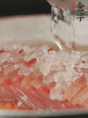 依舊放上冰糖100g、黃酒100g、水200g，鍋中再蒸15分鐘。