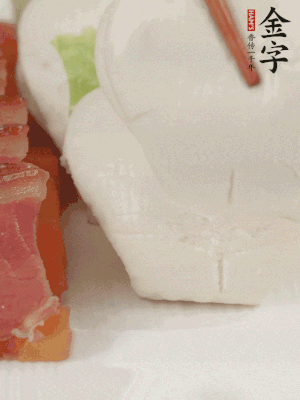 生菜切段，放入荷葉夾。