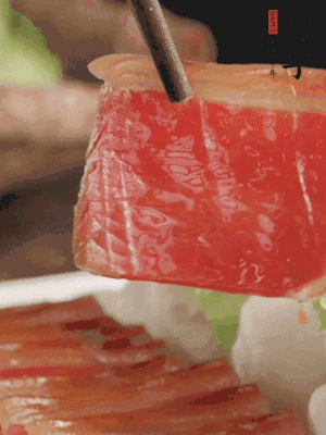 吃的時(shí)候，把薄片火腿放入荷葉夾中就可以了。