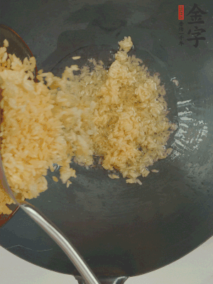 熱油下鍋，邊按壓邊翻炒均勻。