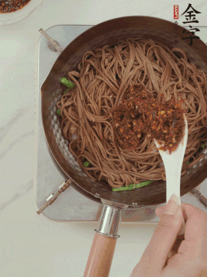 下蕎麥面，淋上少許醬油，加2勺金字火腿大師醬略翻炒即可。