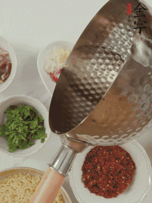 蒜末、小米辣、芝麻淋上熱油。