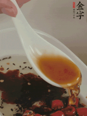 再加2勺生抽、1勺香醋攪拌。