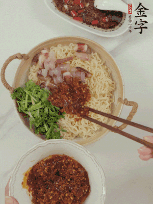 在面上鋪魷魚、香菜、金字火腿大師醬。