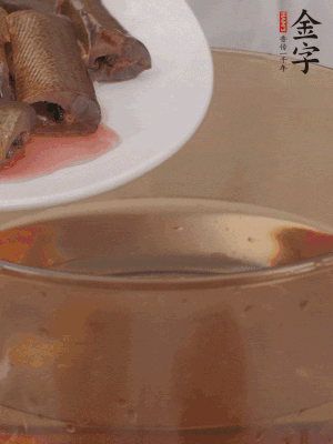 處理干凈的黃鱔段，加姜片、料酒沸水下鍋焯水。撈出用涼水沖洗干凈。