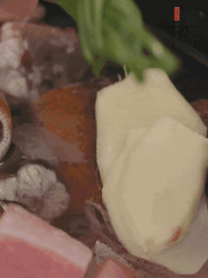 加姜片、蔥結(jié)、料酒。