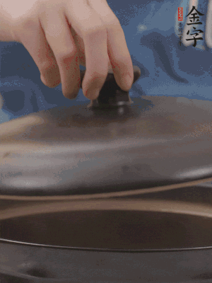 大火煮開(kāi)后轉(zhuǎn)小火，燉煮20分鐘左右。