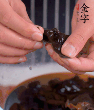 木耳冷水泡發(fā)，處理成小塊。（如果是小木耳就不用切了）
