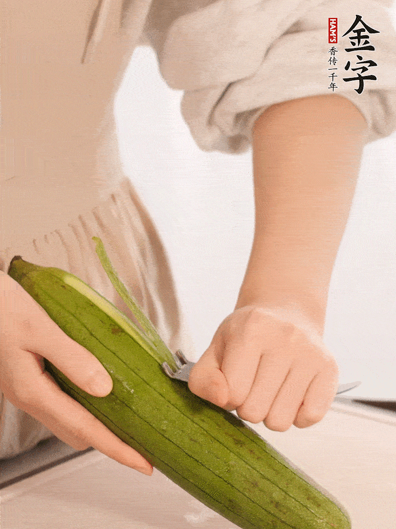 絲瓜去皮切滾刀塊用鹽殺一下水分洗凈。