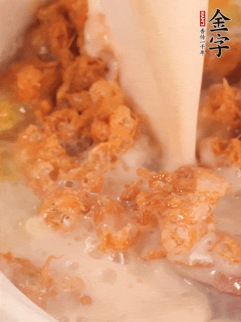 加入蛋酥再煨煮2分鐘，加入豆?jié){。