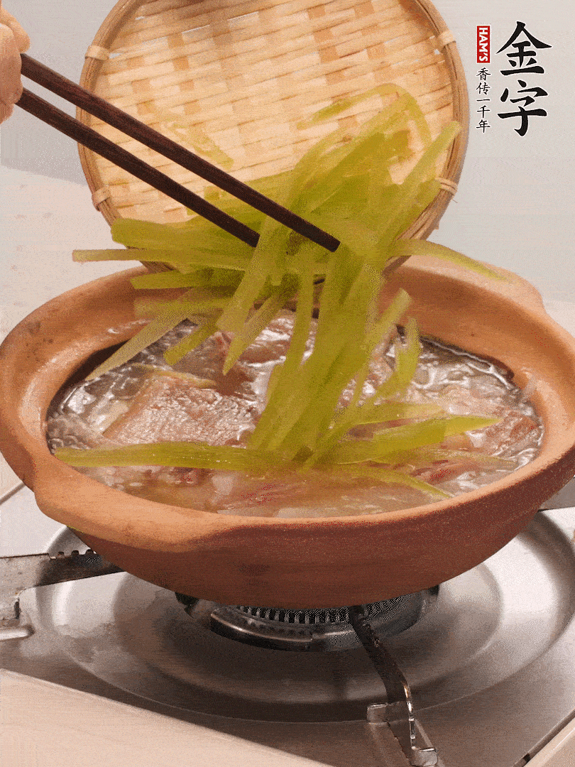 放入白蘿卜絲繼續(xù)炒軟炒至透明狀。