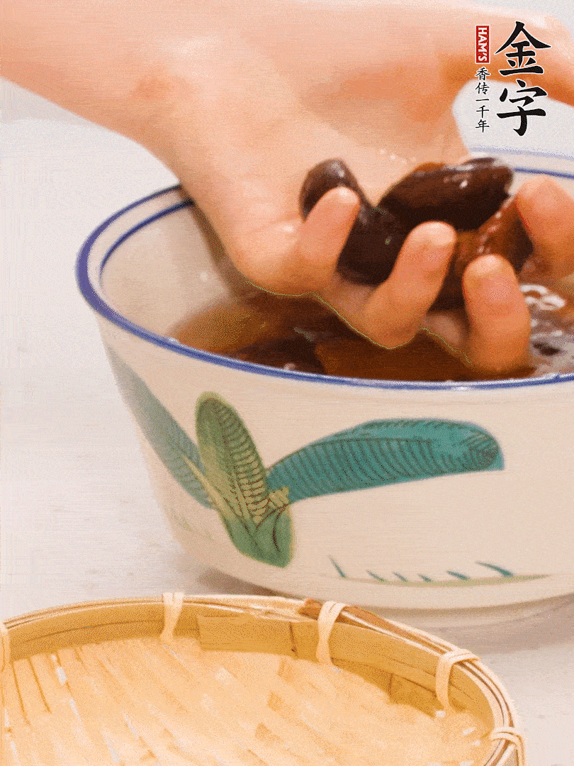 干香菇提前泡發(fā)切片，泡香菇水留著備用。