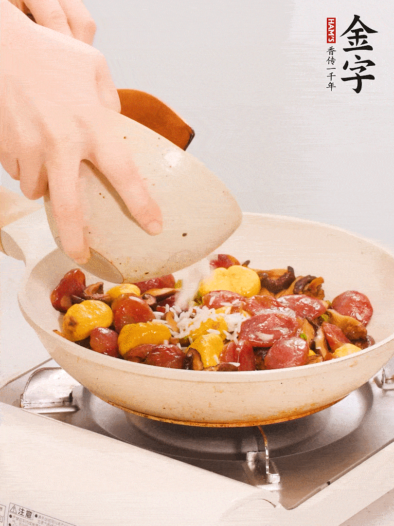 把米淘洗干凈，放入切好的香菇、板栗、毛豆。