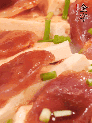 調(diào)一個(gè)醬汁：2勺生抽、1勺蠔油、半勺白糖、1勺淀粉、半碗清水調(diào)成料汁燒開(kāi)