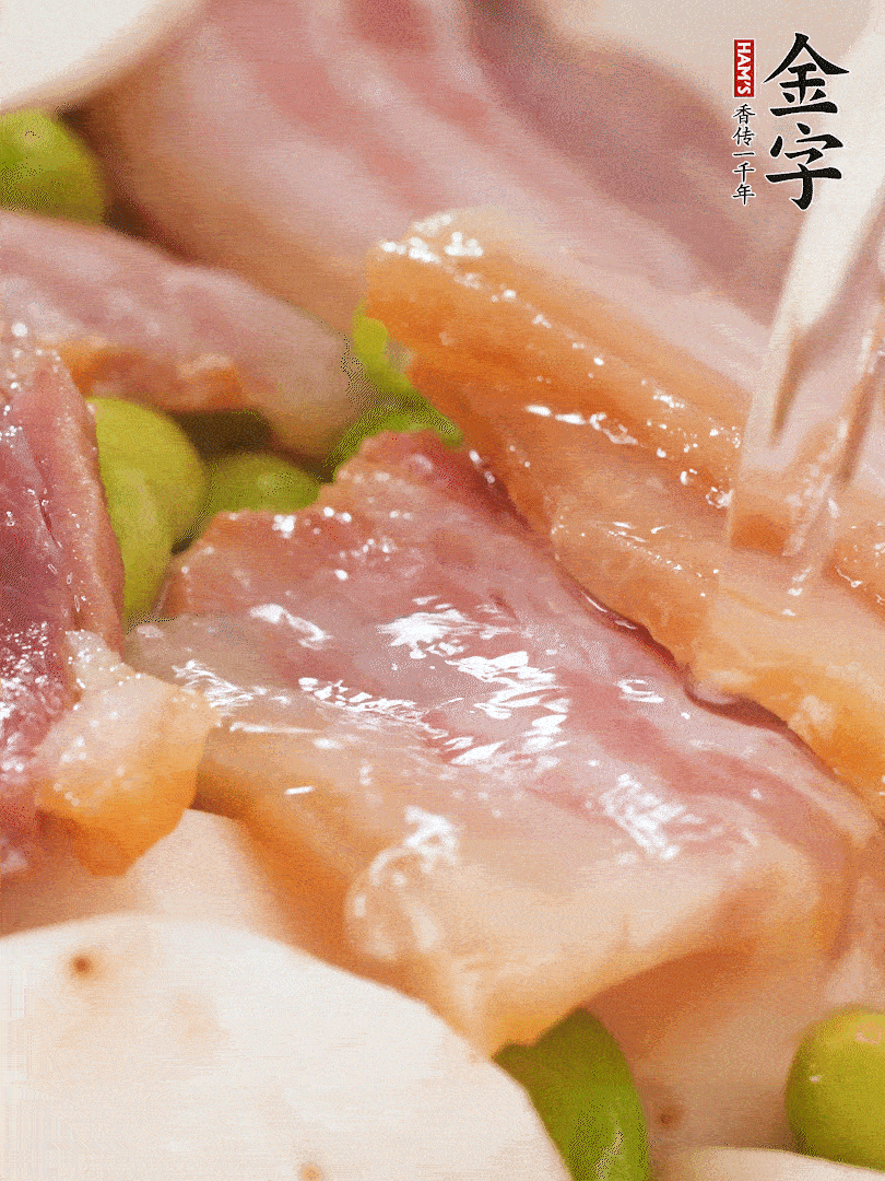 倒入芋艿、熟毛豆，翻炒均勻，加1小碗水煮開