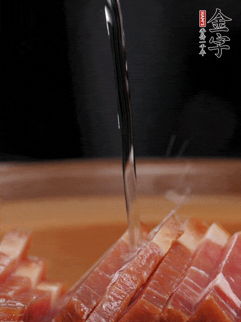 金字火腿切片，放入溫水中泡10分鐘，金字土香腸斜切成片。千張切成細(xì)條。