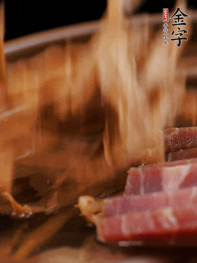 大筒骨、金字火腿、姜片、黃酒一起放入砂鍋，加筍干燉煮40分鐘。（如果家里有高壓鍋，用高壓鍋把高湯壓出來更鮮濃。）