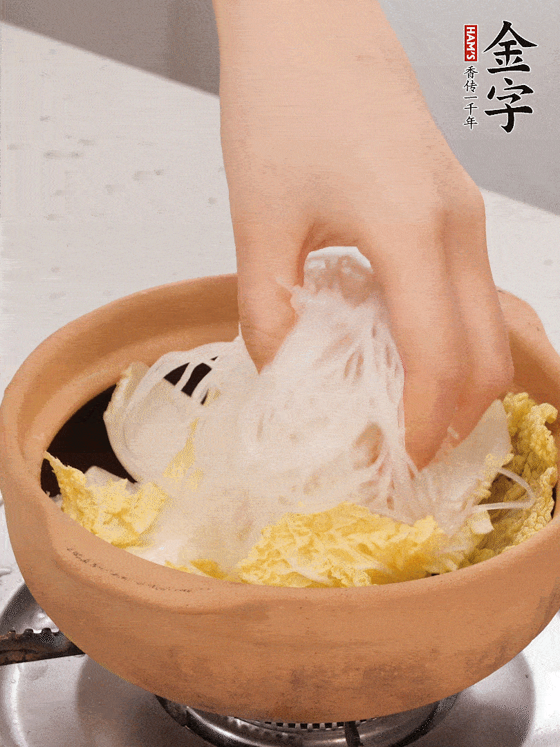 放入提前泡軟的粉絲，蓋上蒜蓉醬汁