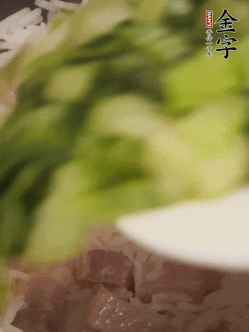 將燜煮好的米飯，倒入炒熟的蔬菜中，翻炒均勻鍆繼續(xù)燜煮5分鐘