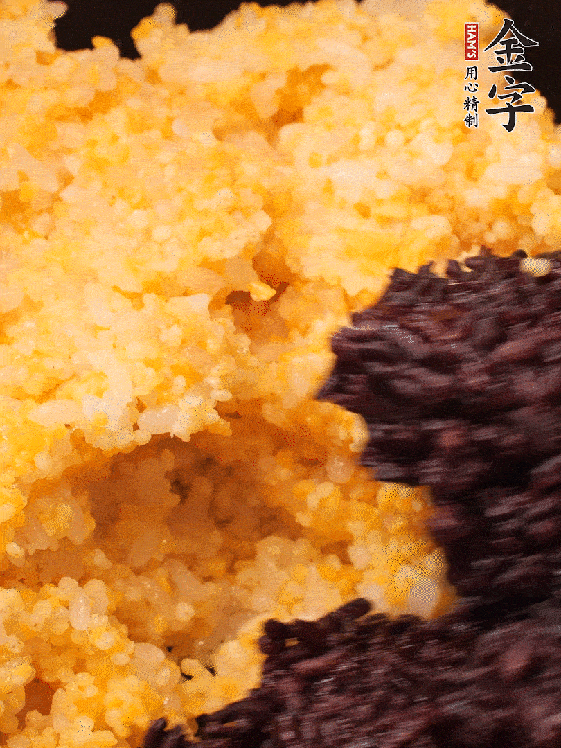 混合小米、紫米煮熟，加豬油攪拌均勻（紫米分開煮在攪拌）