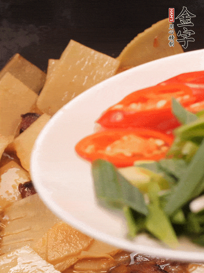 少許料酒增香，下蒜白、青紅辣椒略微翻炒