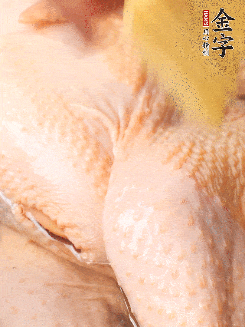 老母雞去頭去尾，斬去雞爪。冷水入鍋，加料酒、蔥姜焯水，煮出浮沫后撈出，用清水洗凈