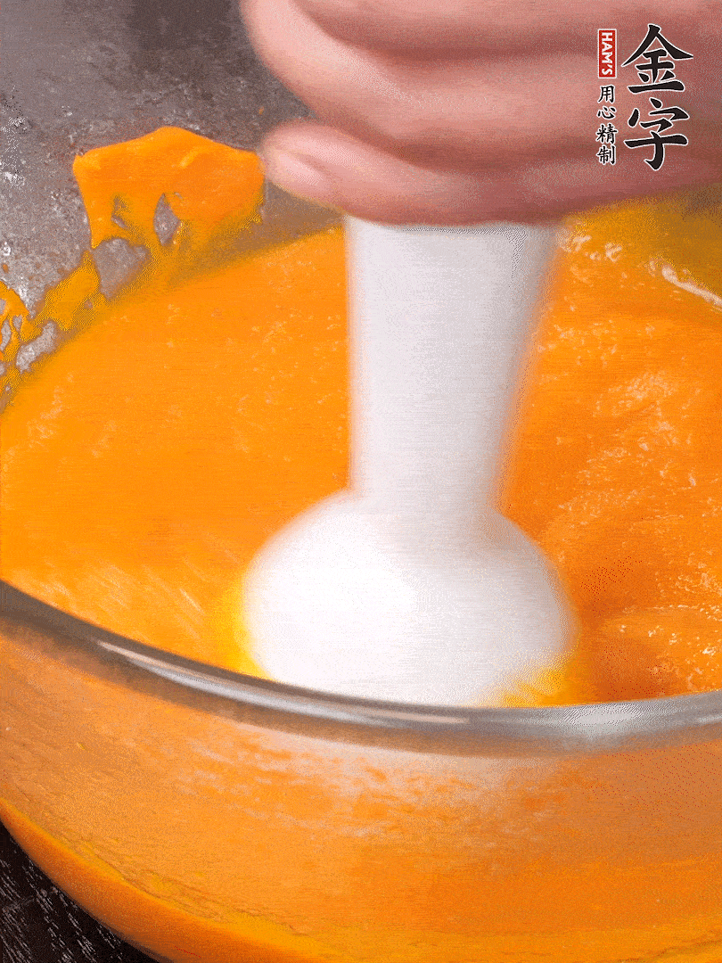 300g南瓜，去皮去瓤切滾刀塊，大火蒸8分鐘，料理機(jī)打成泥，篩網(wǎng)過篩成泥