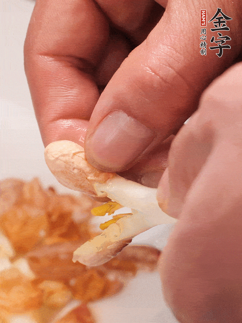 花生芽切段。開水焯水1分鐘，去掉頂部的花生皮