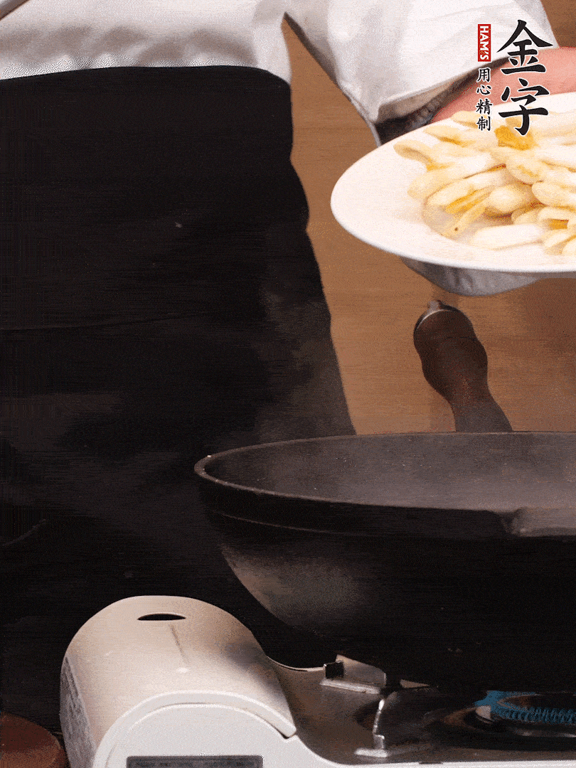 鍋中少許油，下花生芽