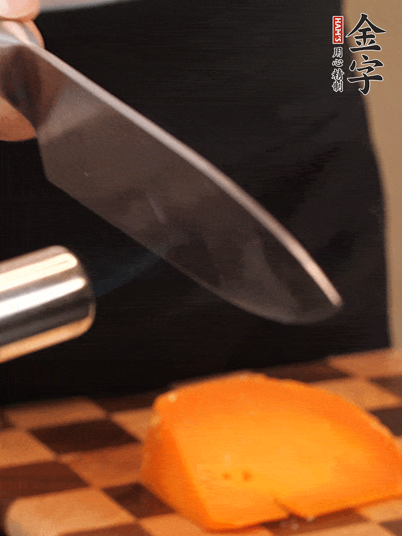 間隔擺上哈密瓜、奶酪、迷迭香、核桃仁