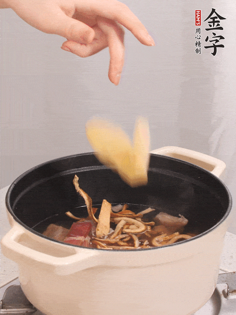 加入青、紅蘿卜再煲20小時(shí)。