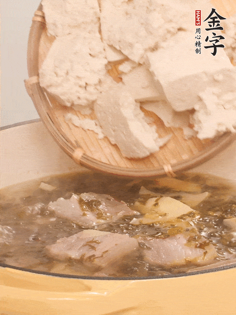 往鍋里加入一倍的水，加豆腐