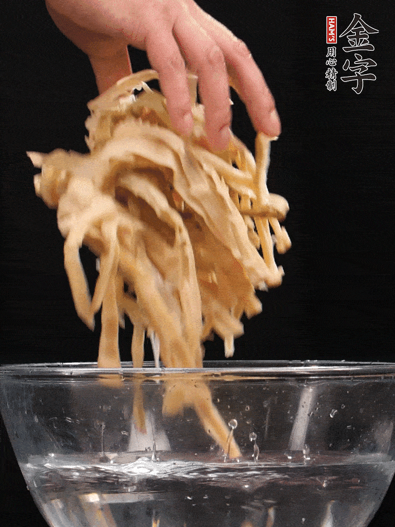 天目山筍干1把，清洗表面鹽分，用手撕成長條