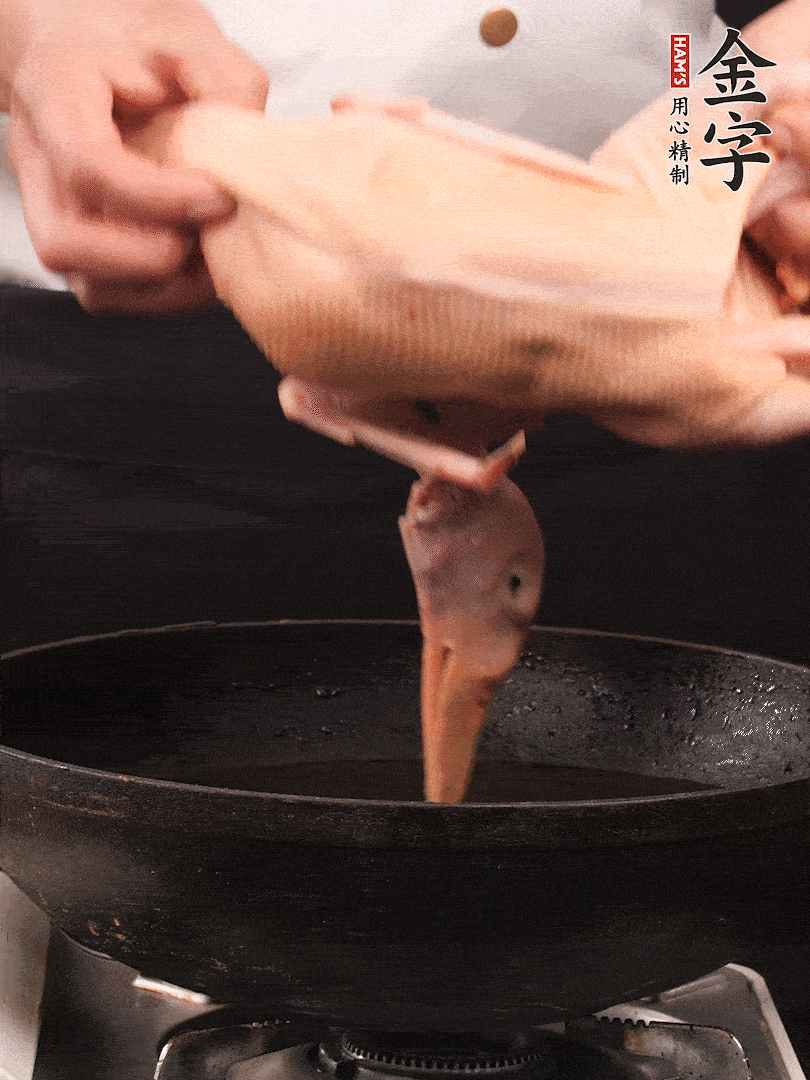 處理干凈的老鴨1只，黃酒小半碗，姜幾片，一起放入冷水，煮沸焯水3分鐘，去除血沫