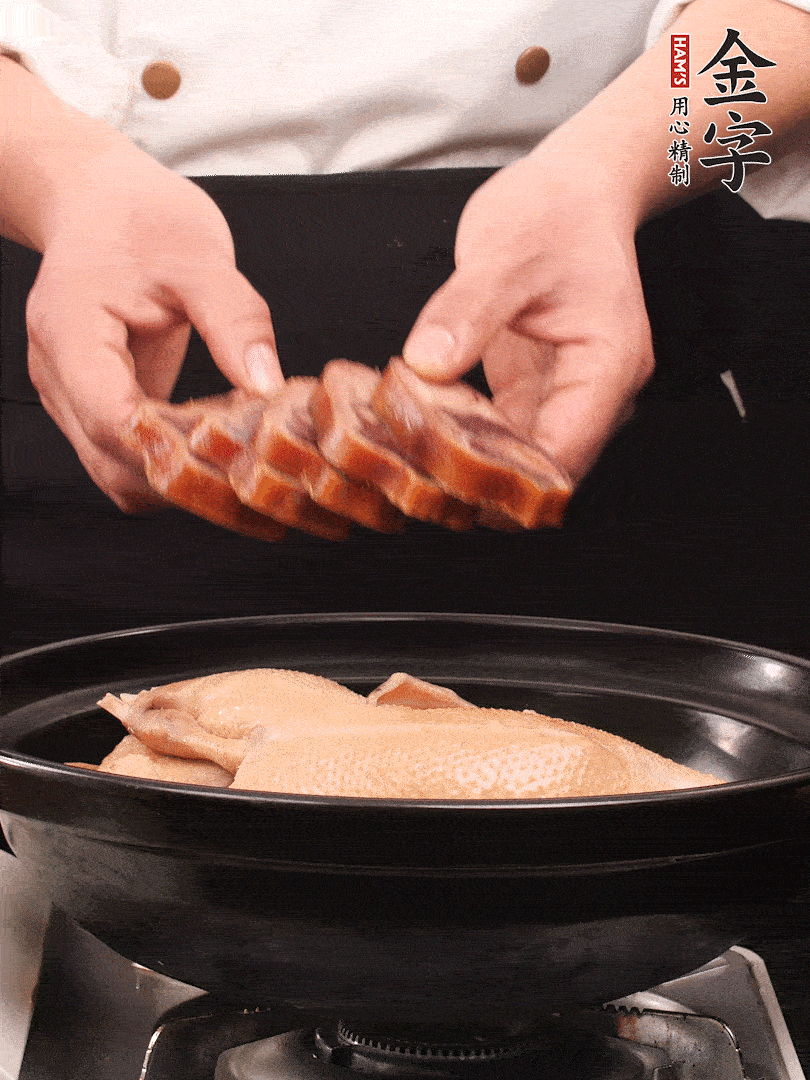 老鴨、金字火腿蹄片、筍干、姜片、蔥結(jié)，清水沒過鴨身2cm，加黃酒小半碗